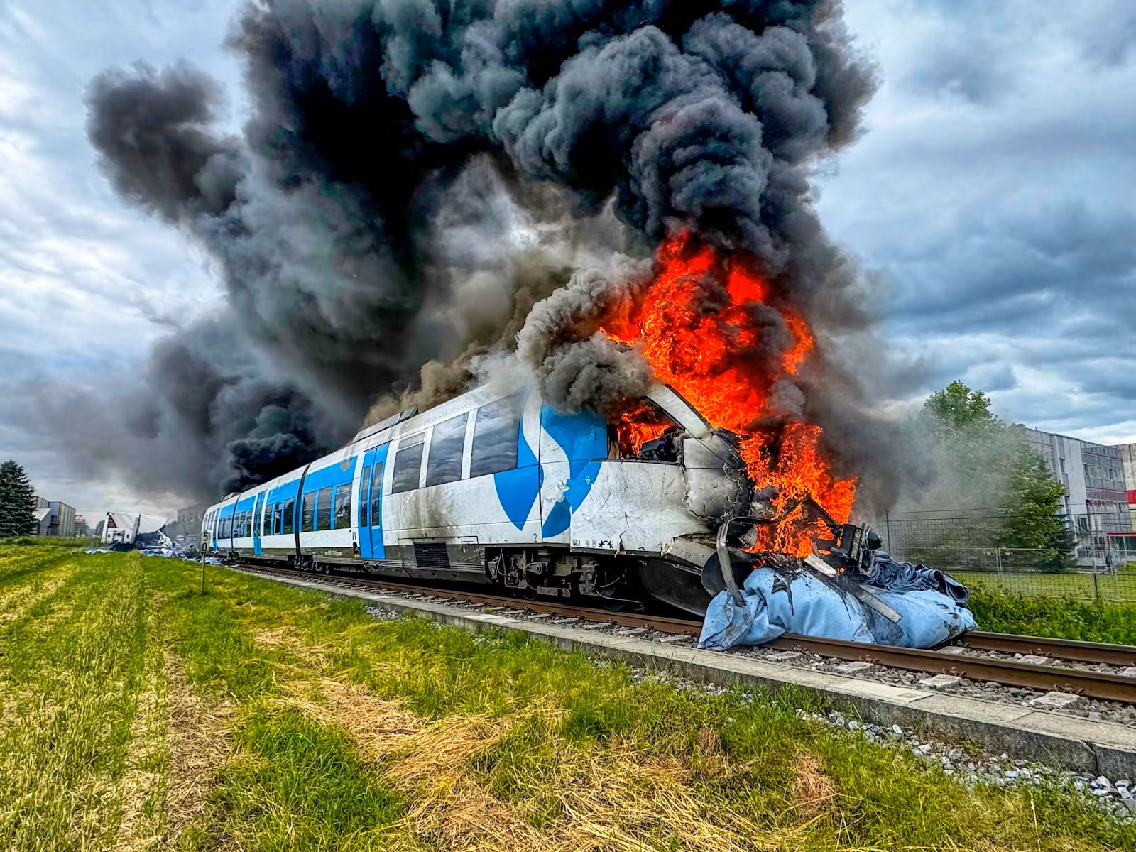 Katastrofa izbjegnuta za dlaku: Sudar vlaka i kamiona u Austriji izazvao požar i ozljede