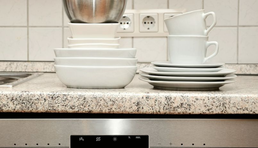 Tko bi rekao Stručnjakinja otkrila: Ispiranje suđa prije stavljanja u perilicu je velika pogreška