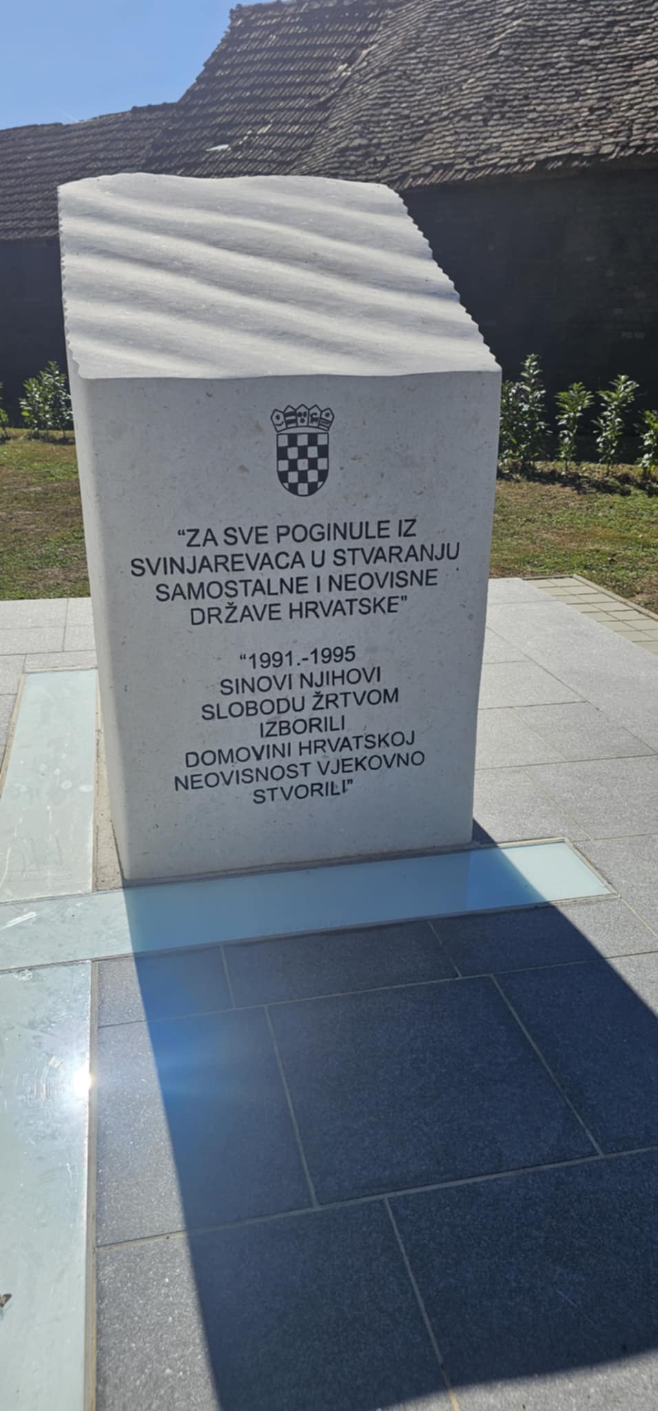 U Svinjarevcima otkriven spomenik nevinim žrtvama: Sjećanje jače od šutnje