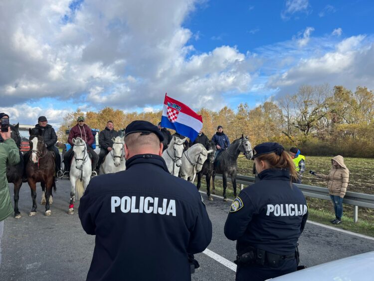 Svinjogojci se ne povlače, poslali poruku Vladi: “Povući ćemo drastične mjere”
