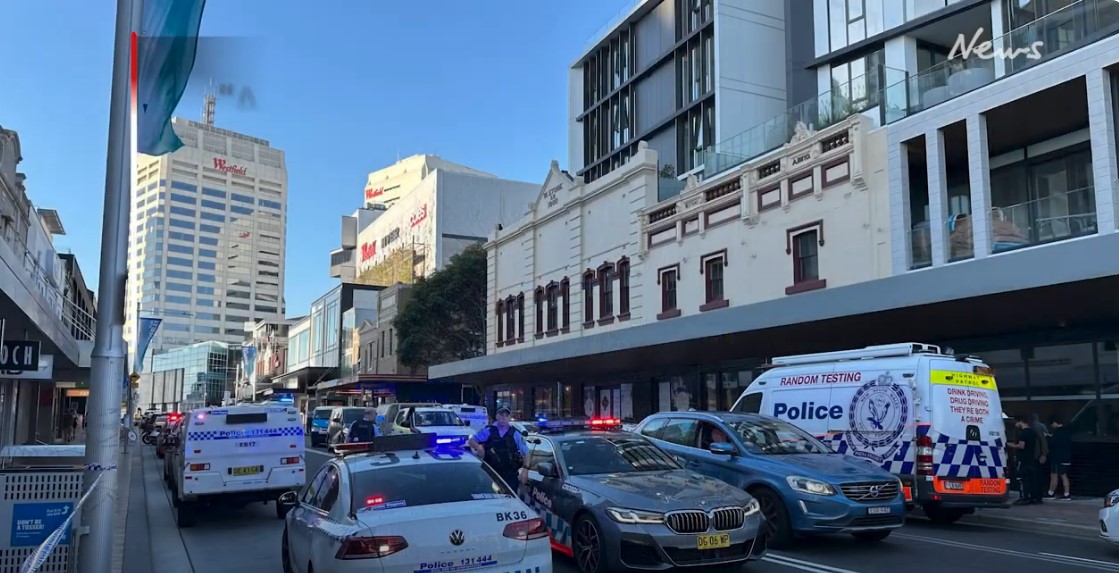 Strašne snimke iz Sydneyja: Napadač oštrim predmetom kreće na obitelj, jedan muškarac postao heroj nacije (VIDEO)