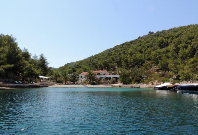 ‘PUSTI USTAV, IDI DALJE!’ Poznati poduzetnik s ‘PRIVATNOM MILICIJOM’ uzurpirao cijelu uvalu na otoku Hvaru!