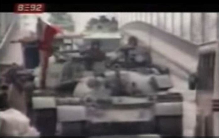 19. rujna 1991. Beograd – poznato ‘bacanje cveća’ pred tenkove koji razaraju Vukovar