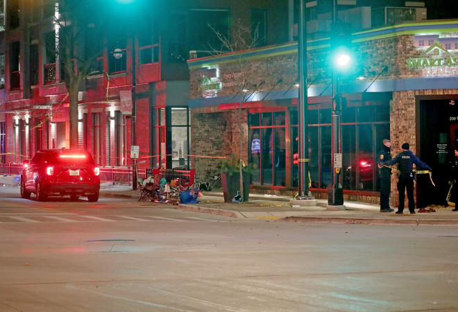 (UZNEMIRUJUĆI VIDEO) TERENAC SE ZABIO U BOŽIĆNU POVORKU: Više od 40 ozlijeđenih, 5 je osoba preminulo u naletu! Policija pucala na automobil