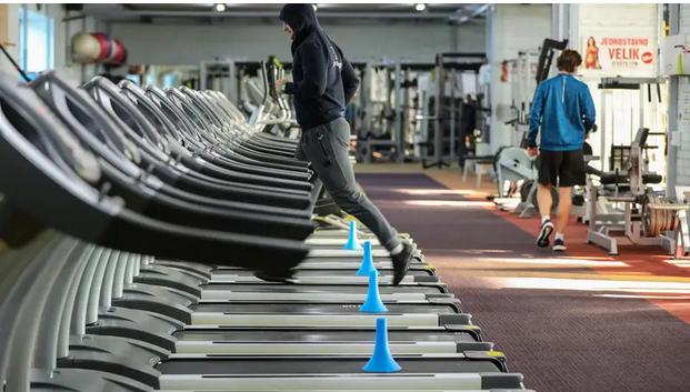 GODINU DANA KORONE Život se okrenuo naglavačke, lockdown koristimo češće nego dobar dan, deblji smo tri kile