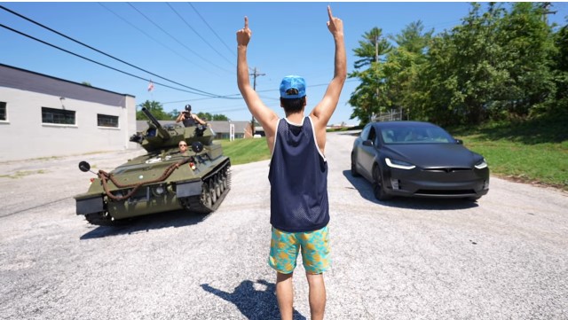 Nesvakidašnji okršaj: Tesla protiv tenka