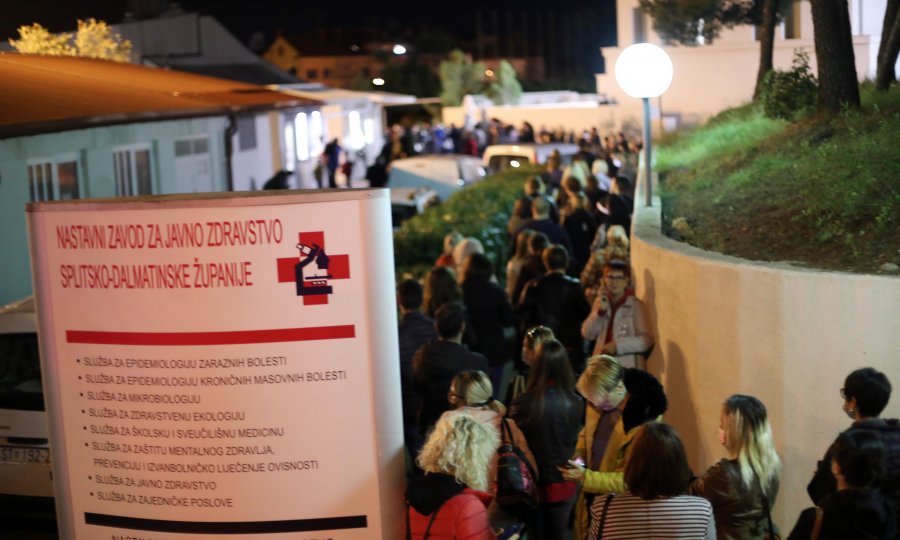 Veliki redovi za testiranje u Splitu: 'Ljudi moraju shvatiti da mi možemo produžiti radno vrijeme, ali ne možemo ići u beskonačno'