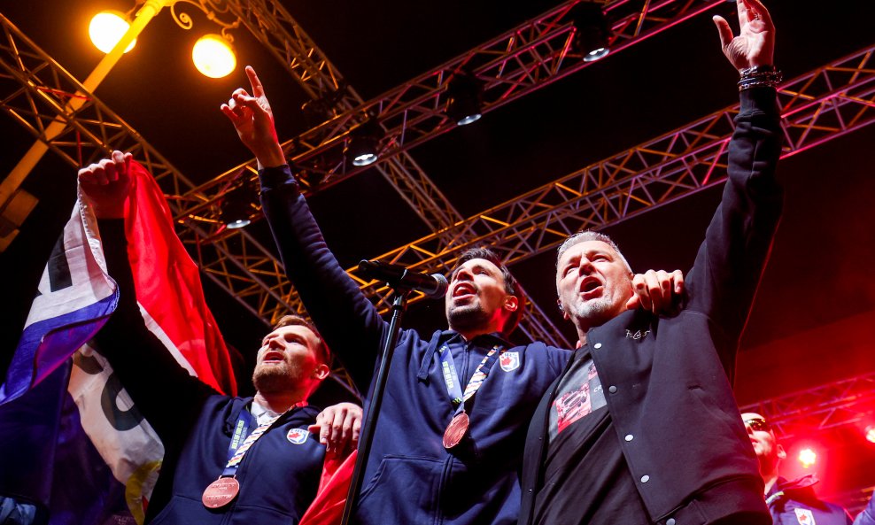 SCENE ZA PAMĆENJE Pjesme koje je Thompson izveo na Trgu,  šalje jaku poruku