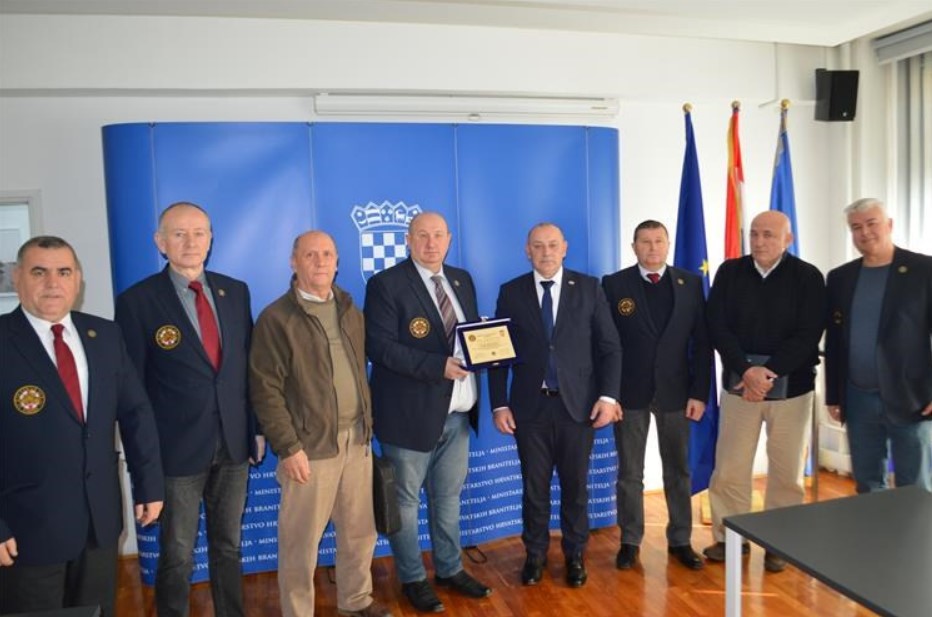 Predstavnici Udruge „Tigar“ Rakitje s ministrom Medvedom