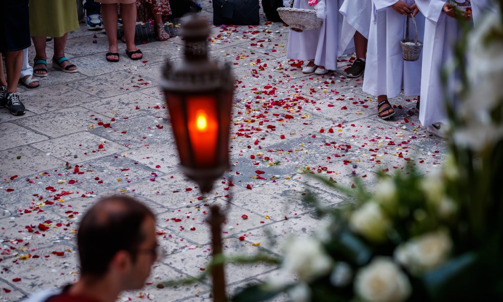 BLAGDAN TIJELOVA Znate li što se danas slavi i zašto Tijelovo uvijek pada na drugi datum?