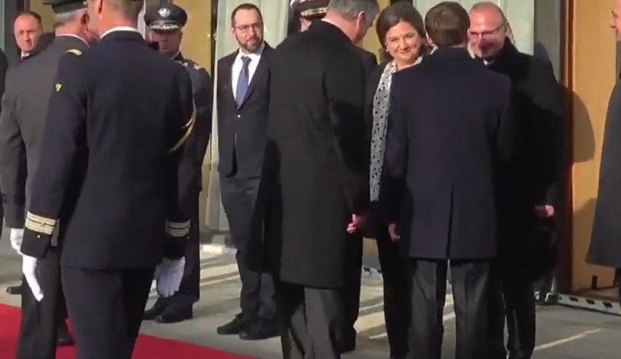 SVI KOMENTIRAJU NJEGOVE TENISICE: Je li ovo primjereno za državnički posjet?