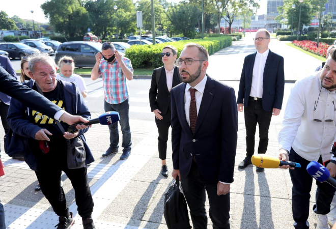 (USKORO UŽIVO) Primopredaja ovlasti gradonačelnika traje dulje nego je očekivano: Čeka se prvo obraćanje Tomislava Tomaševića