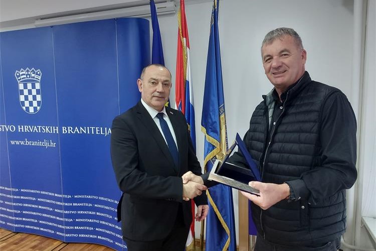 Plaketa ministru Medvedu povodom 31. obljetnice 72. bojne VP-a