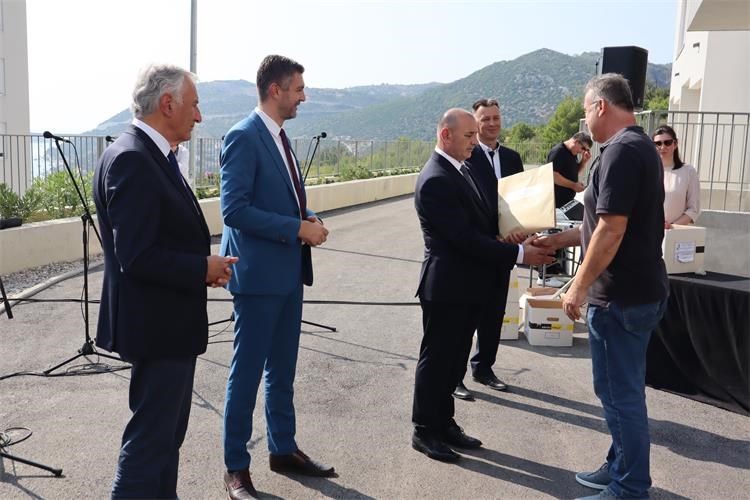 Ministar Medved uručio ključeve stanova 65 hrvatskih ratnih vojnih invalida