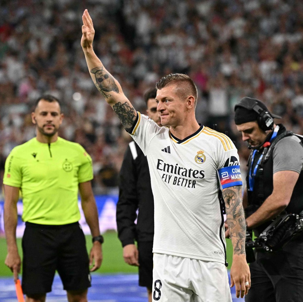 IGRAČI U ŠPALIRU   Kroos se oprostio od Reala. Pogledajte zagrljaj s Modrićem i ‘standing ovation‘