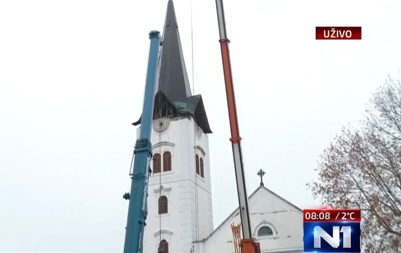 Kontroliranom eksplozijom skinut dio sjevernoga tornja Zagrebačke katedrale (video)