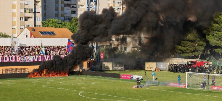 NEMILE SCENE U ŠIBENIKU Torcida ‘zapalila’ Šubićevac, prekinuli su utakmicu te pogodili svog vratara bengalkom