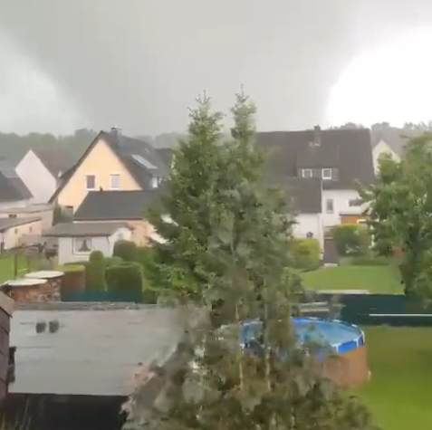 VIDEO Strašan tornado protutnjao Njemačkom! Na turiste se urušila koliba, žena se bori za život, deseci ozlij...