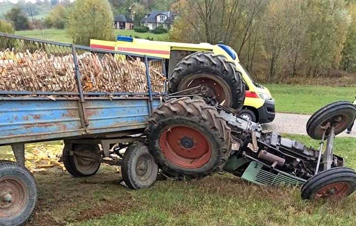 Dječak (12) teško ozlijeđen u višestrukom prevrtanju traktora u Podravini