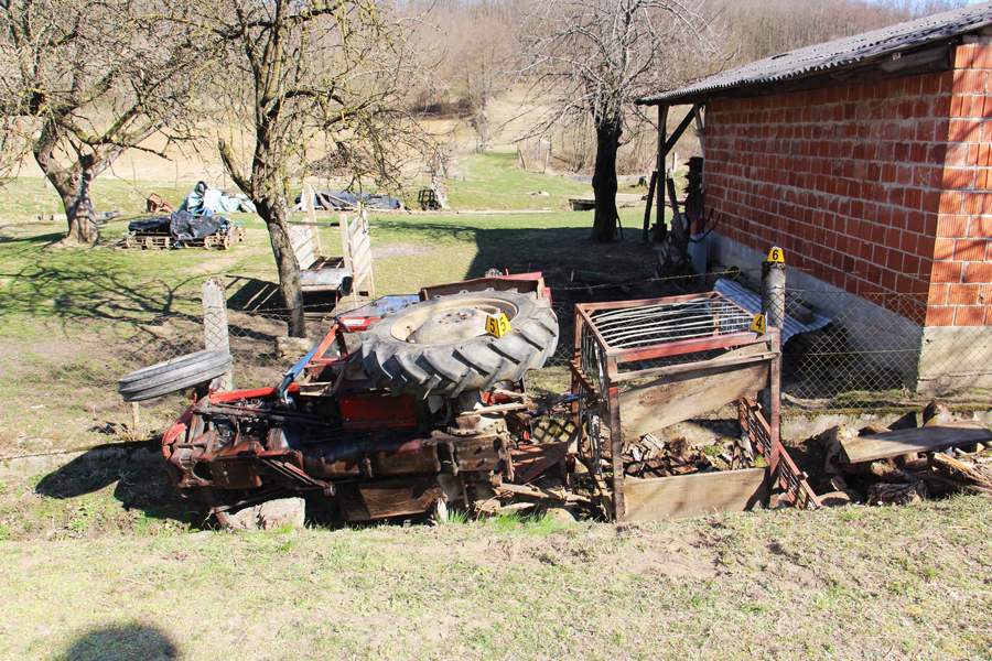 Stalna “kamikaza”: Pijan i bez vozačke sjeo u traktor, udario u drvo, sletio u kanal, zaustavio se tek na ogradi