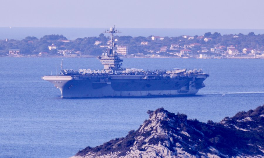 Američki nosiać aviona "USS Harry  S. Truman" usred noći hitno isplovio iz Splita