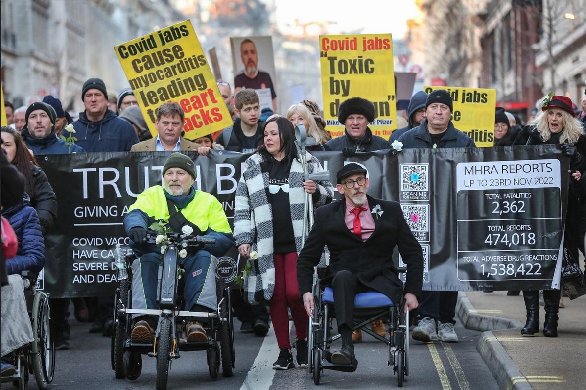 ŽRTVE COVID CJEPIVA PROSVJEDUJU U LONDONU – TRAŽE OBUSTAVU CIJEPLJENJA