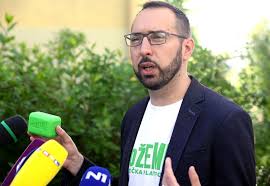 NEVJEROJATNO ŠTO SU NAPRAVILI ZA DAN DRŽAVNOSTI! Holjevac zatečen Tomaševićem: ‘Prirodnije je vidjeti gradonačelnika New Yorka u kockicama, nego Tomicu’