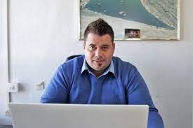 TEŠKI DANI ZA ‘NAJBOLJEG JE*AČA’: Policija objavila za što sumnjiči načelnika Općine Murter: Sve se dimilo od peglanja kartica