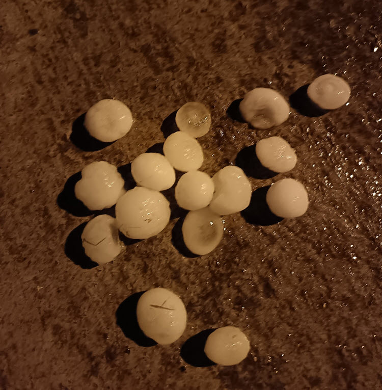 Tuča veličine kokošjih jaja pogodila okolicu Slavonskog Broda: Mještani u šoku, štete velike