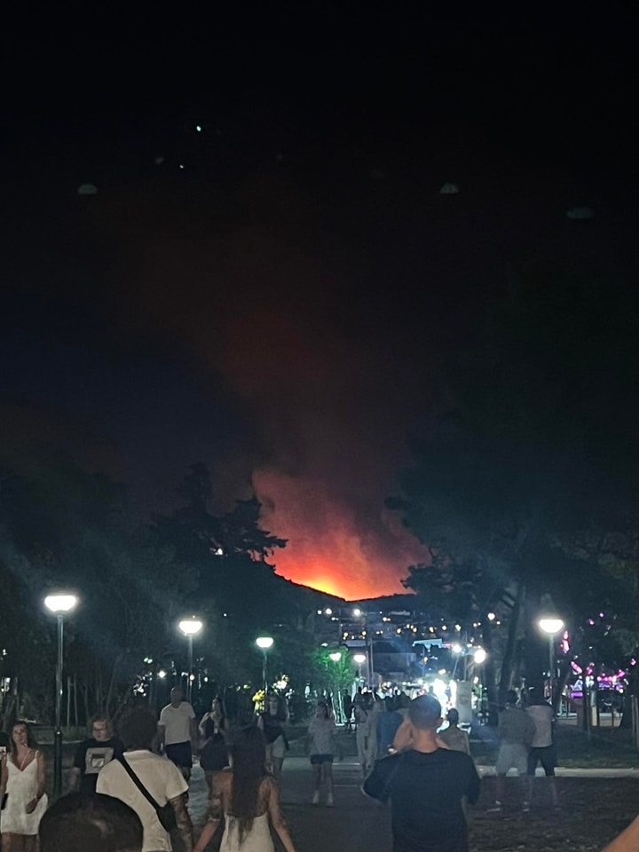 VATRENI OBRUČ Načelnik Tučepa jedva izvukao živu glavu: ‘Auto mi je izgorio u par minuta, iskočio sam u zadnji čas, u šoku sam!‘