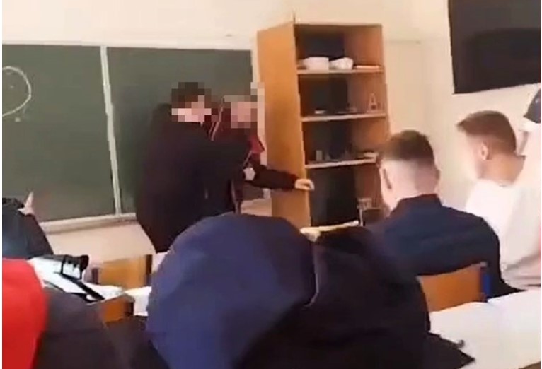 Nastavnik koji je udario učenika u školi ipak neće dobiti otkaz