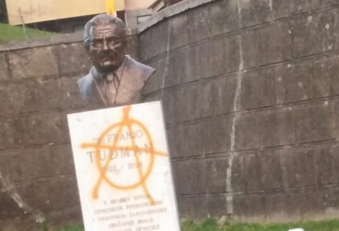 DOK SI REKAO KEKS! Policija ekspresno pronašla ‘zločinca’ koji je uništio Tuđmanovu bistu: ‘Oštetito je vlasnika za za više desetaka tisuća kuna’