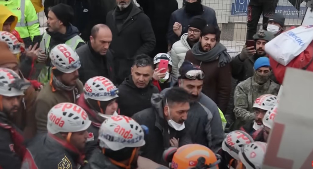 Dječačića, skvrčenog ispod betonske ploče, našli živog nakon 140 sati. Dobročinitelj došao s gotovinom: 'Evo vam 30 milijuna za žrtve' (?)