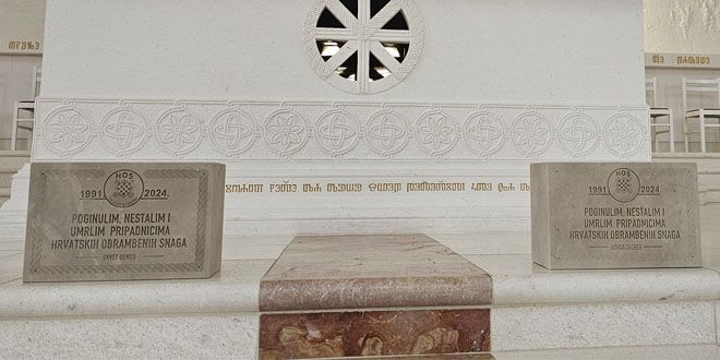 Ispred Crkve hrvatskih mučenika u Udbini postavljena dva spomen kamena u čast pripadnicima HOS-a