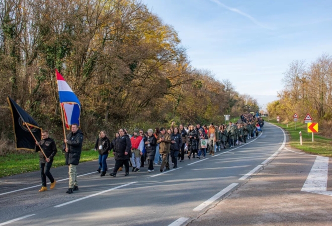 Srpske Novosti u nevolji zbog degutantne slike djeteta s krvavim grbom: ‘Bolno, neprimjereno, neprihvatljivo’