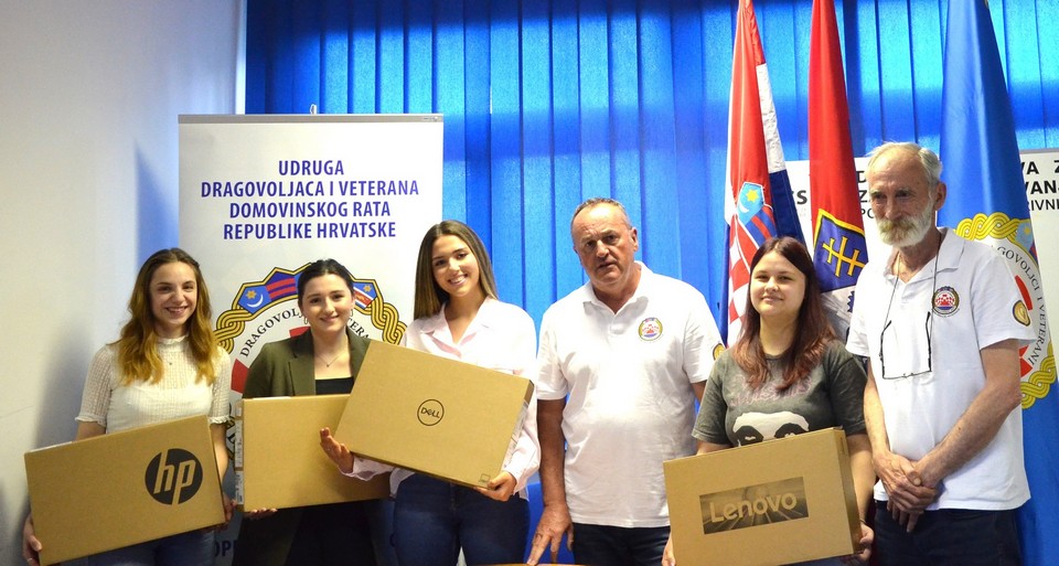 Udruge dragovoljaca i veterana Domovinskog rata Republike Hrvatske podjelila 56 prijenosnih računala studentima, djeci hrvatskih branitelja