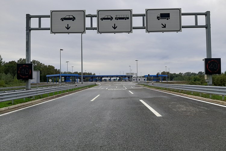 Policija na graničnom prijelazu Svilaj otkrila migrante skrivene u kamionu: Otkriveni uz pomoć uređaja koji detektira otkucaje srca