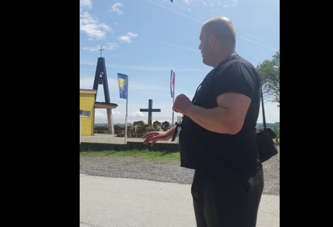 (VIDEO) DRAMA U BiH! Bošnjački novinar otišao na katoličko groblje skinuti hrvatsku zastavu