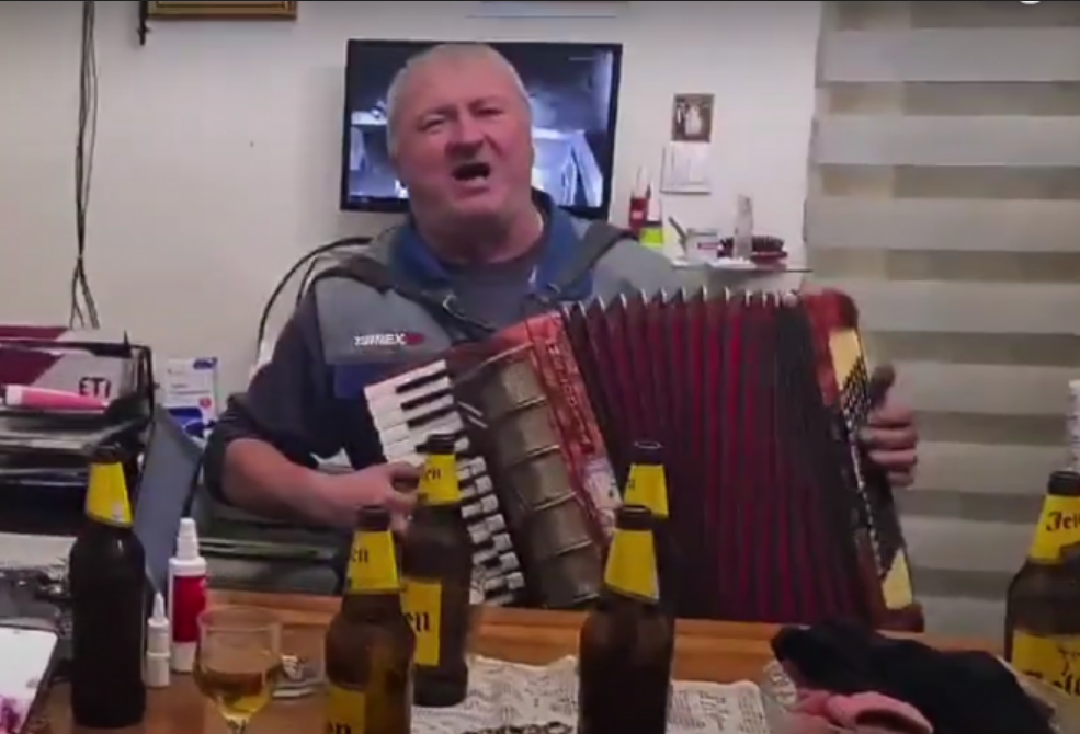 (VIDEO) TRAŽE GA ZBOG UBOJSTVA RUSKIH NOVINARA ’91: On pjeva o ‘čiča Draži’ i pozdravlja Dodika