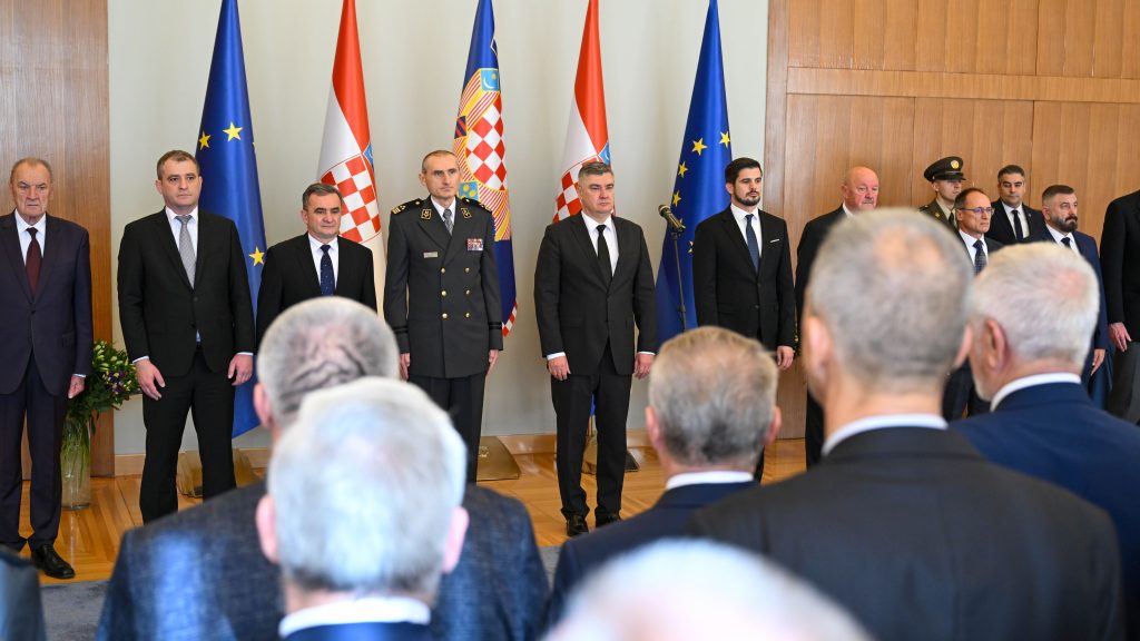 Predsjednik Republike dodijelio počasne generalske činove i odlikovanja hrvatskim braniteljima za doprinos u Domovinskom ratu