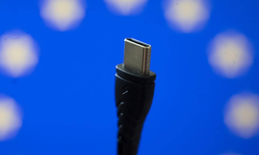 EU od danas uvodi univerzalni punjač