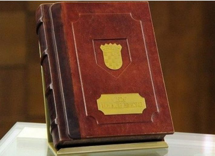 Po Ustavu RH, Hrvatska država  nastala je u pravednom, legitimnom, obrambenom i oslobodilačkom Domovinskom ratu (1991. – 1995.)