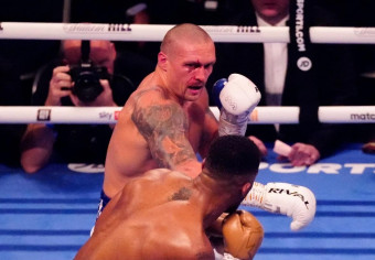 Usyk  srušio Joshuu u njegovom dvorištu