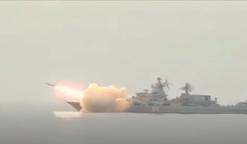 RUSI SU NAM PRED VRATIMA! Moskva je na dnu, ali sestra Varyag vreba u Jadranu: Ljudi se brčkaju na plažama dok se na pučini odvija drama (VIDEO)