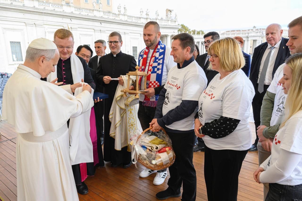 HODOČAŠĆE U RIM Papi Lavu XIV. predstavili Podravski Jeruzalem