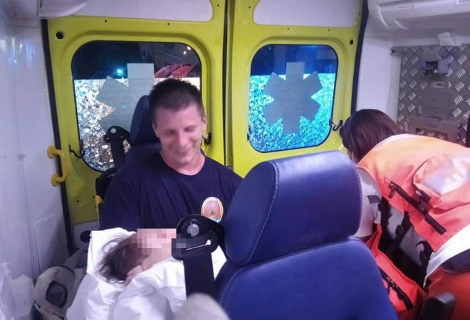 VATROGASAC NA RUKAMA DRŽI BEBU! Nakon teške nesreće blizu Šmrike, bebu čuvao sve do bolnice!