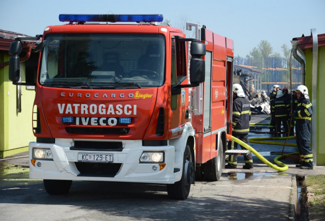 VATROGASNE SIRENE U ZAGREBAČKOM NASELJU: Manji požar krovišta u Bledskoj ulici, na teren izašlo 12 vatrogasaca