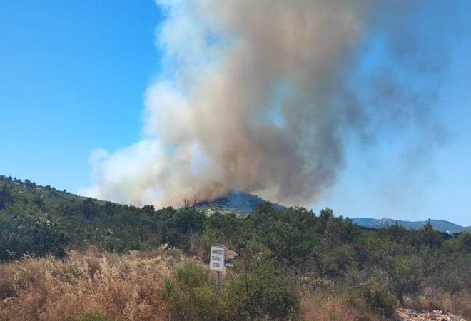 KANADER LETI, SVI VATROGASCI ALARMIRANI! Situacija je napeta: Požar nedaleko od Vodica gori skoro cijelo popodne