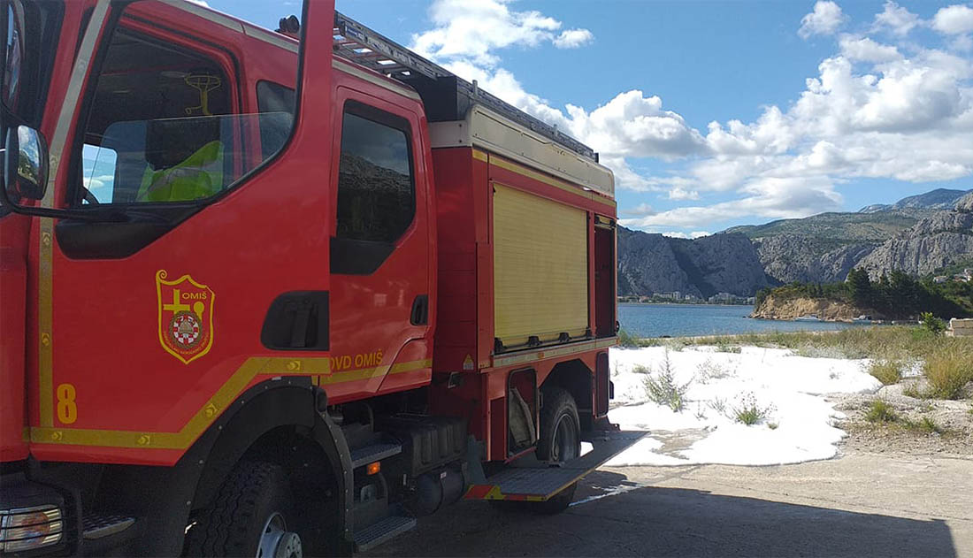 Buknuo požar kod Omiša, morali zatvoriti i cestu: 'Izašlo je sedam vatrogasnih društava'