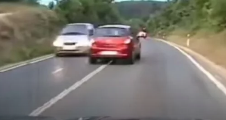 Dramatično pretjecanje preraslo u bračni triler: Supruga pokušala oboriti muža s motora